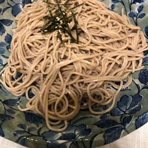 刻み海苔と白ごま乗せ　ざる蕎麦